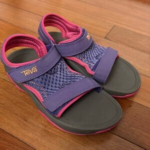 Girls teva sandals worn once if even. Size 1.